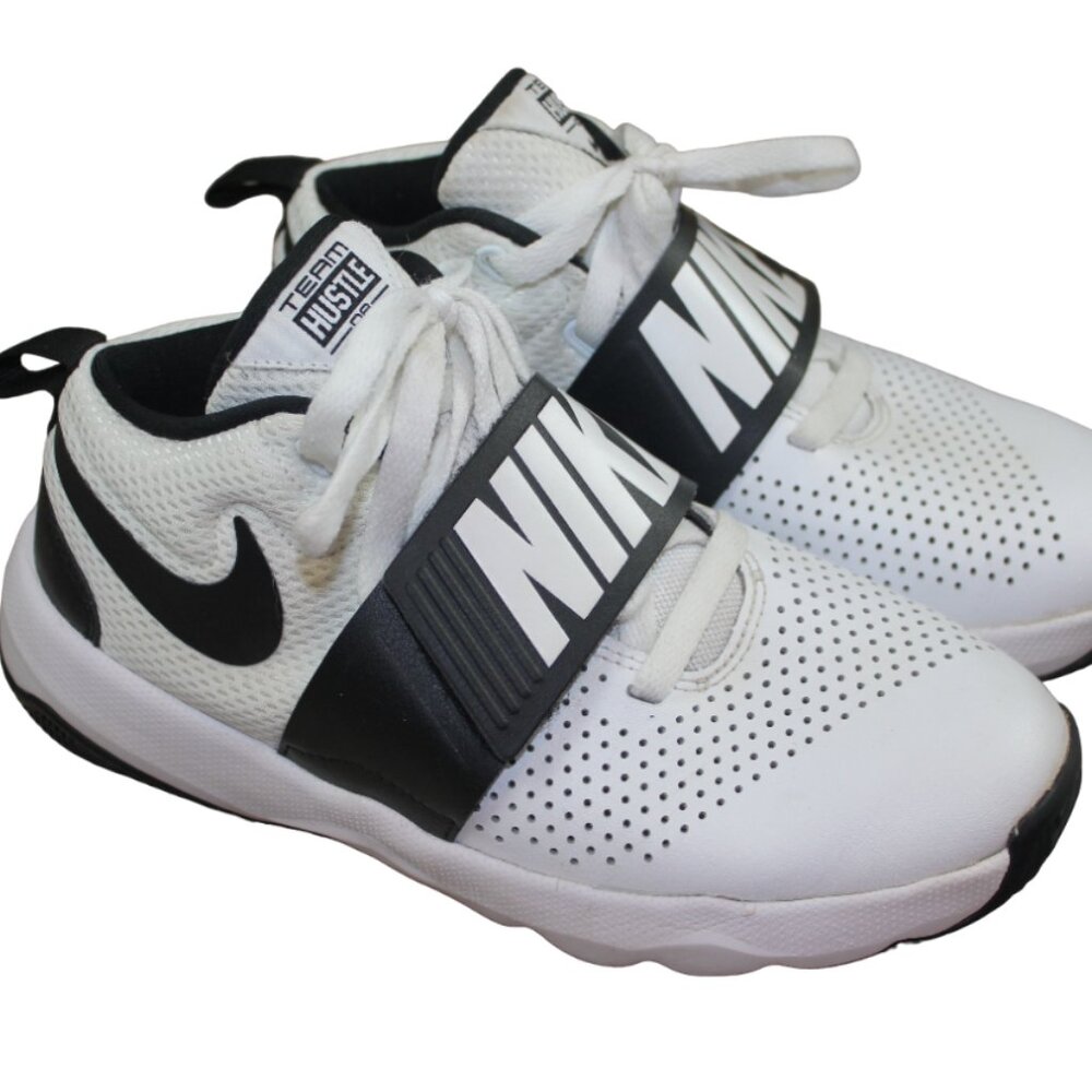 Nike Team Hustle D8 White Black Basketball Shoes Sneakers Kids Boys Size 4.5 Y